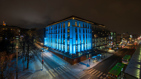 Siniseksi valaistu toimistorakennus. Kuva Jiri Halttunen