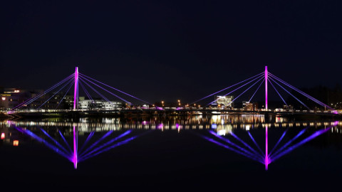 Ylistön silta iltavalaistuksessa, heijastuu järveen. Image Touho Häkkinen