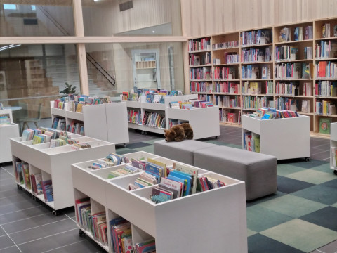 Kortepohjan kirjaston lastenosasto. Kirjahyllyjä. Kuva Jyväskylän kaupunginkirjasto