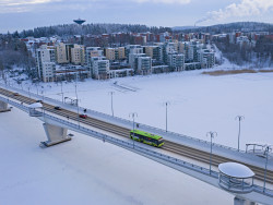 Linkki ajaa talvella Kuokkalan sillalla. Kuva Jiri Halttunen