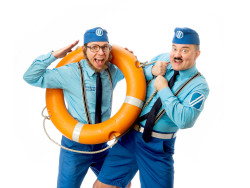 Kaksi poliisia ja uimarengas. Image Jyväskylän kulttuuripalvelut