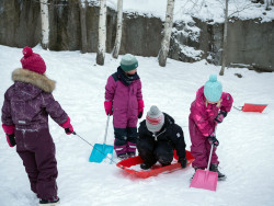 Neljä lasta leikkii lumessa / Dolly Aittanen