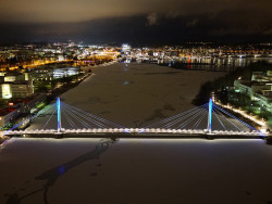 Ylistön silta kuvattuna dronella itsenäisyyspäivänä 2017, Suomi 100. Kuva Ari Heinonen