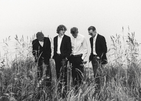 The Hikers -yhtyeen promokuva, yhtyeen jäsenet seisovat mustavalkoisessa kuvassa viljapellossa/heinikossa. Kuva Maija Kemell