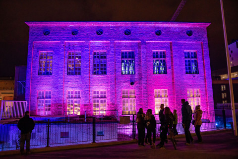 rakennus valaistu violetilla valolla. Kuva Maris Grunskis